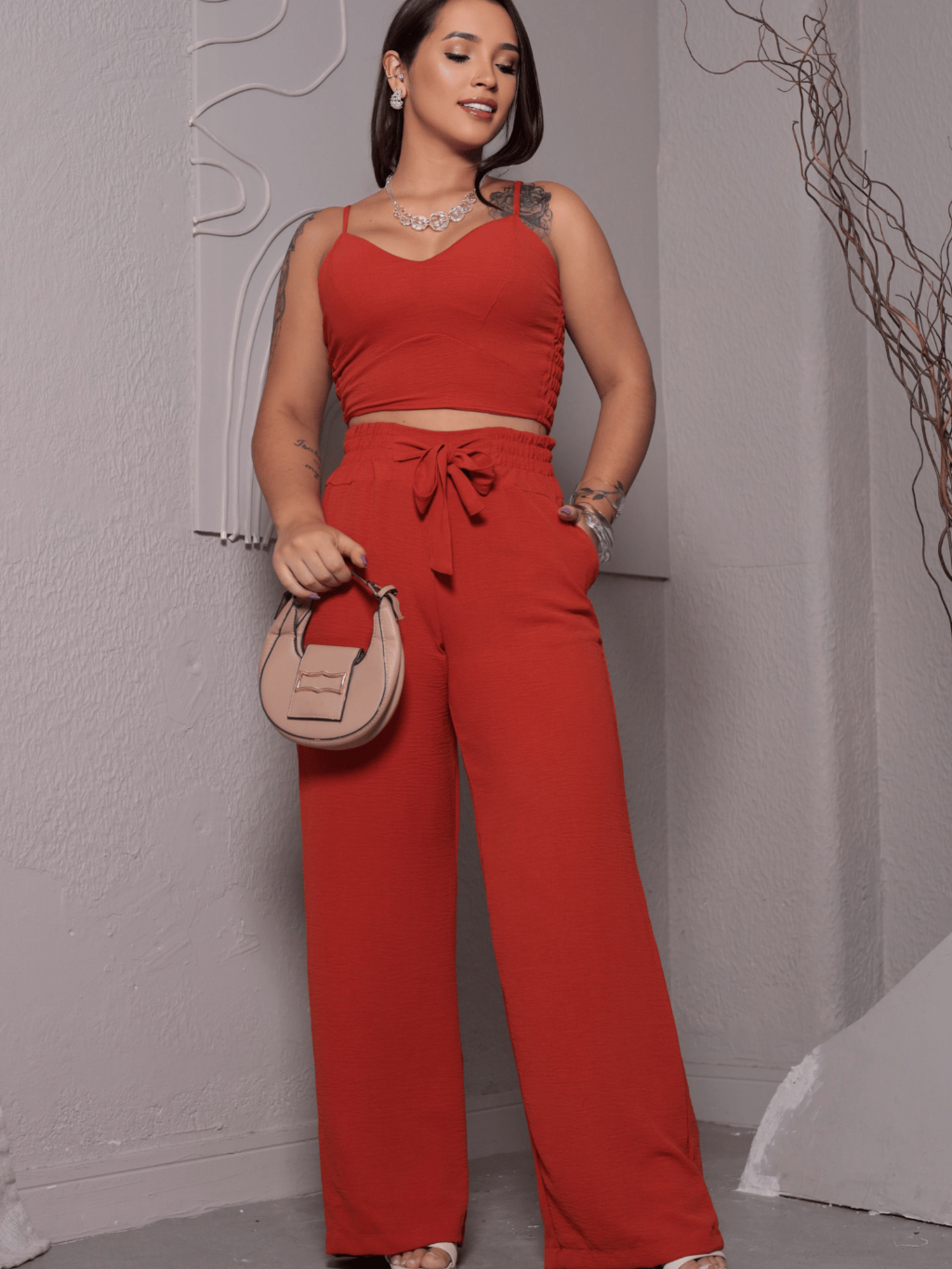 Conjunto Feminino Duna Areia Calça Pantalona e Cropped com Bojo Alça Regulável Alfaiataria