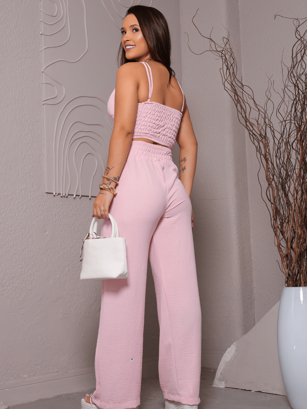 Conjunto Feminino Duna Areia Calça Pantalona e Cropped com Bojo Alça Regulável Alfaiataria